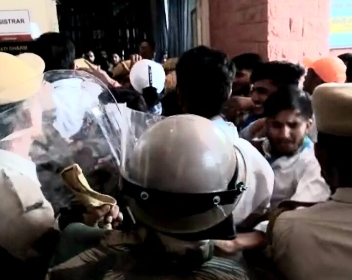 जेएनवीयू वीसी कार्यालय के बाहर छात्रों में झड़प, पुलिस ने छुड़ाया