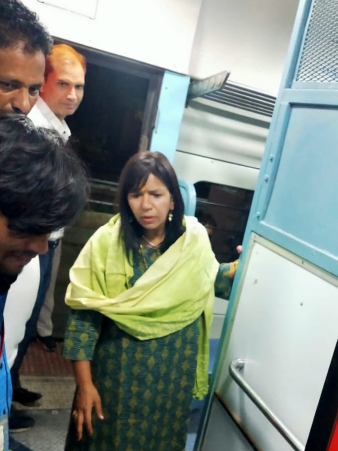 डीआरएम ने इंदौर-जोधपुर ट्रेन में यात्री सुविधाएं जांची