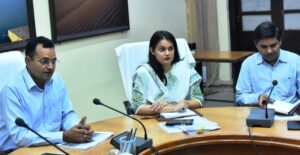 divisional-commissioner-took-progress-meeting-of-flagship-and-budget-announcements