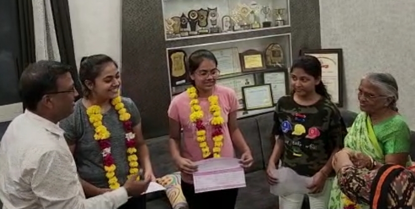 two-sisters-illuminate-the-name-of-jodhpur-in-cbse-result