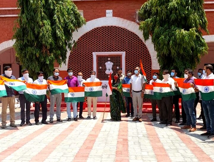 eleven-thousand-railway-workers-will-hoist-the-tricolor-flag-distributed-at-homes