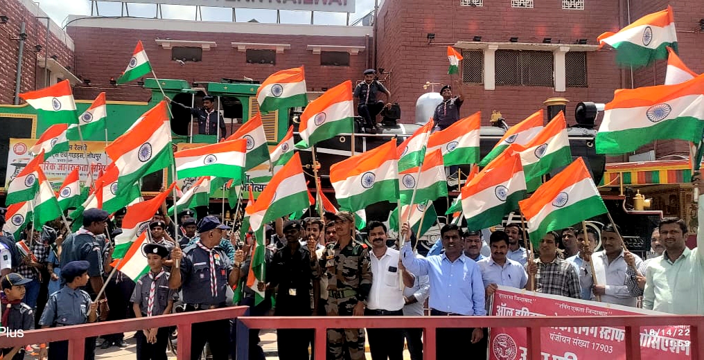 railway-employees-took-out-a-rally-and-gave-the-message-of-the-tricolor-to-every-house