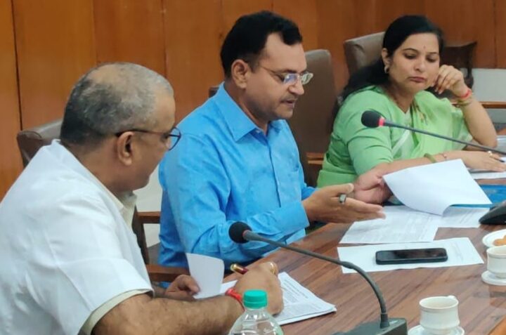 divisional-commissioner-took-meeting-of-rajasthan-medicare-relief-society