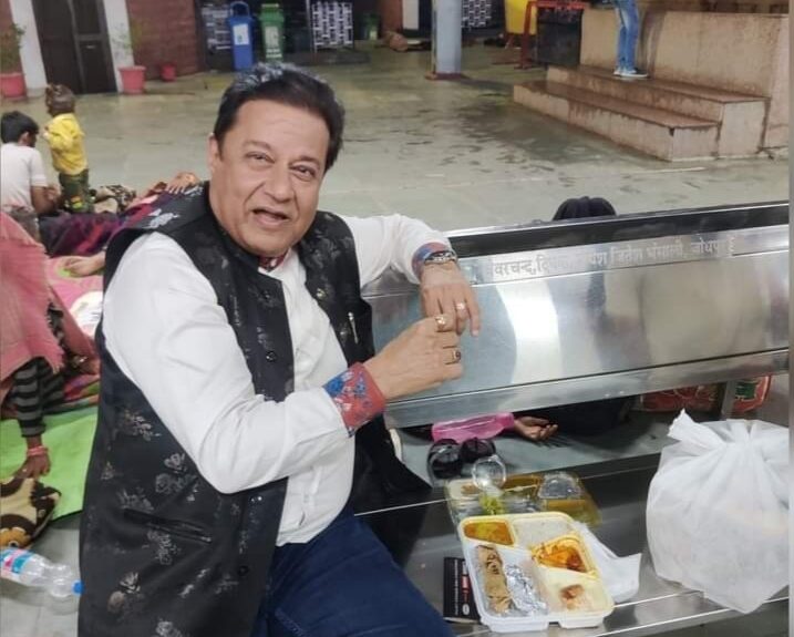 anoop-jalota-reached-the-station-to-catch-the-train-after-shedding-hymns-ate-food-on-the-platform