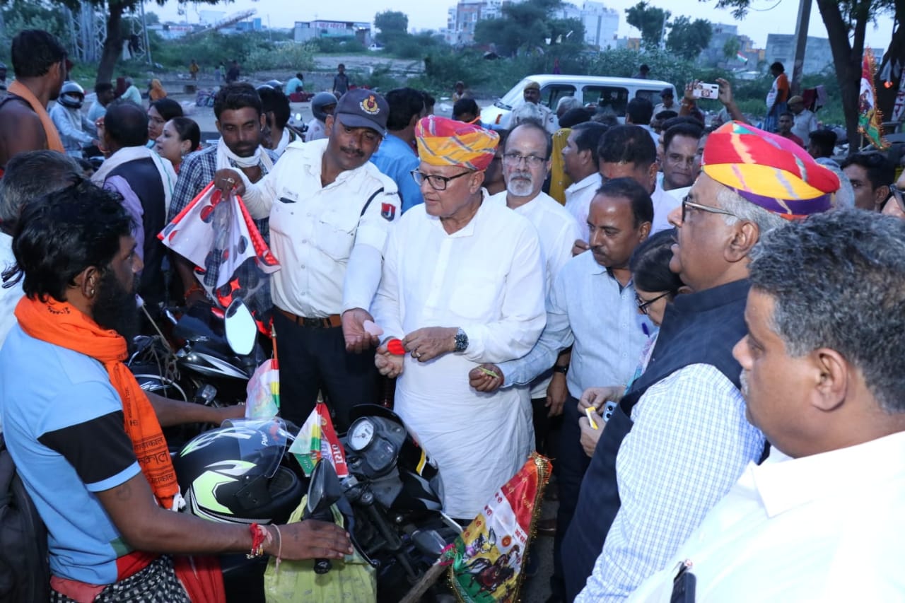 education-minister-kalla-and-justice-vyas-installed-reflectors-on-the-vehicles-of-jatarus