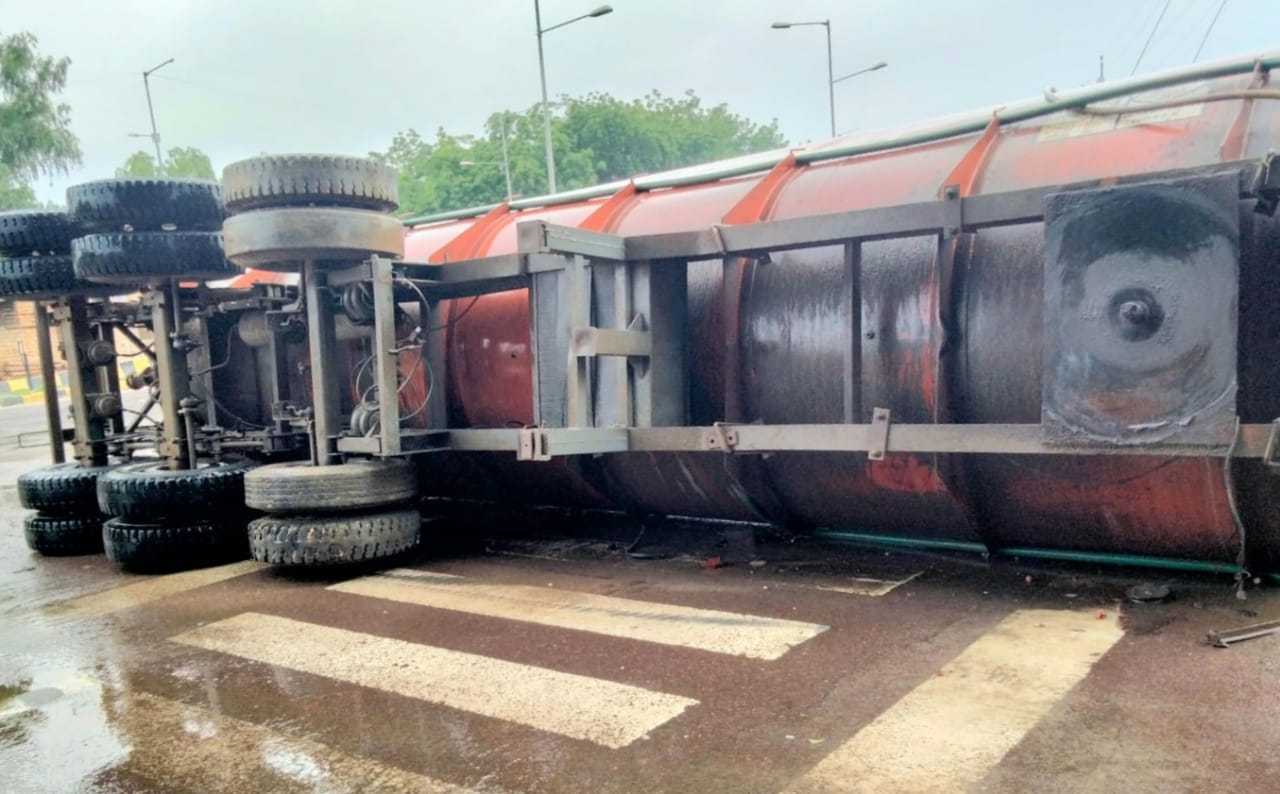 acid-filled-tanker-overturned-no-casualties-foul-smell-caused-by-acid-burning-in-eyes