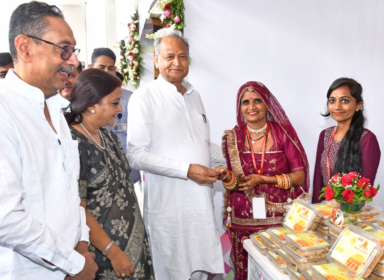 chief-minister-inspected-the-products-of-self-help-groups