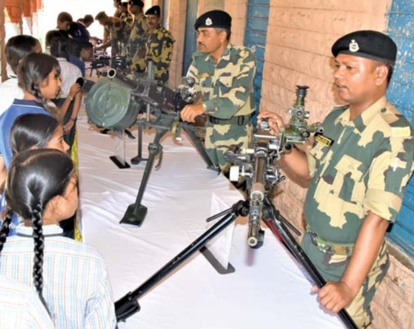 school-children-were-shocked-to-see-weapons-in-bsfs-exhibition