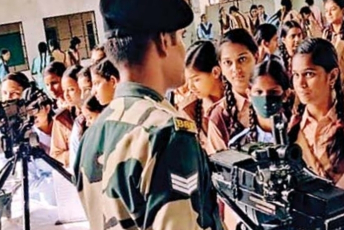 girls-thrilled-at-bsf-arms-exhibition