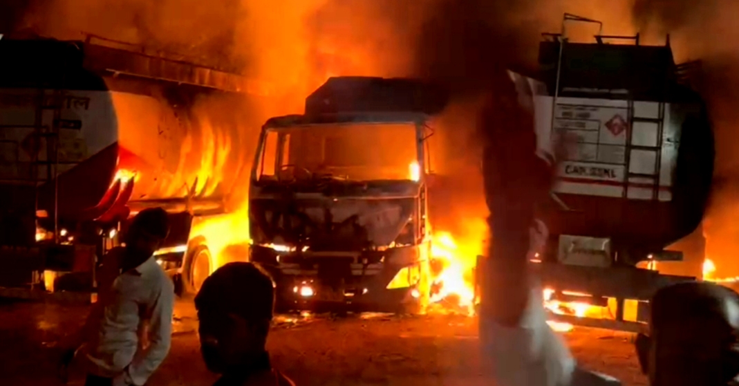 a-huge-fire-broke-out-in-the-workshop-of-trucks-damage-to-three-vehicles