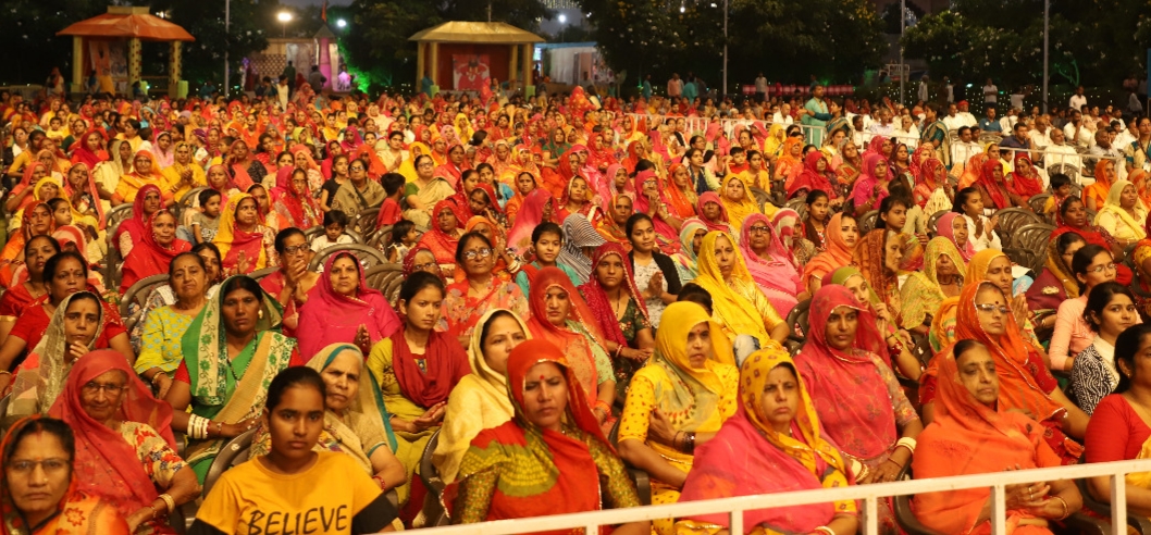 devotees-gathered-on-the-first-day-of-shiv-katha