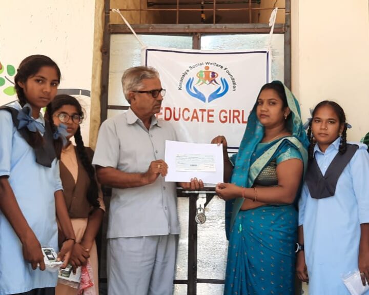 education-assistance-amount-handed-over-for-girls-in-school