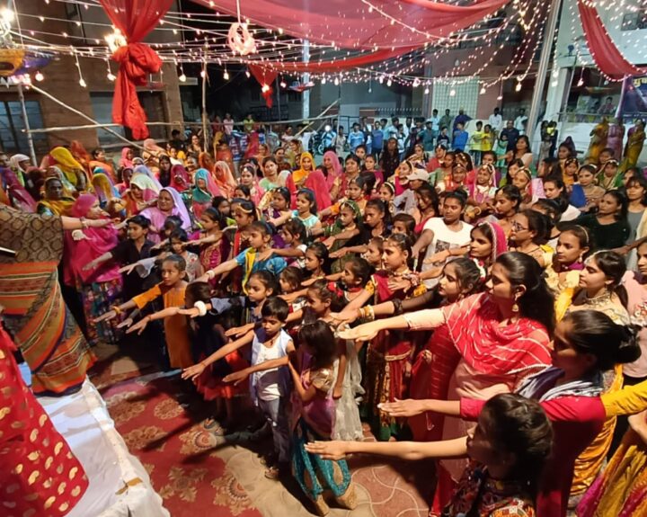 pledge-to-stop-female-feticide-and-serve-gaumata-in-dandiya-festival