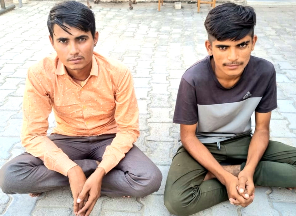 2-smugglers-arrested-with-40-kg-doda-poppy-356300-indian-currency