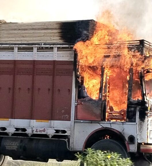 a-huge-fire-broke-out-in-a-truck-going-from-indore-to-pali-carrying-tents-and-bags
