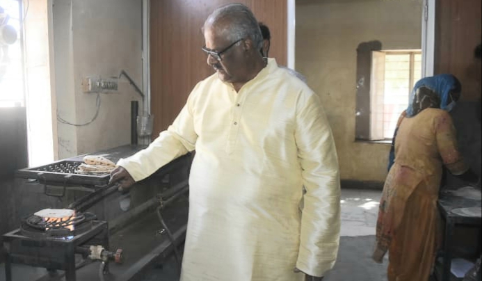 state-human-rights-commission-chairman-inspected-indira-kitchen