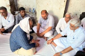shekhawat-gave-financial-assistance-of-ten-lakh-rupees-to-the-gas-accident-victims