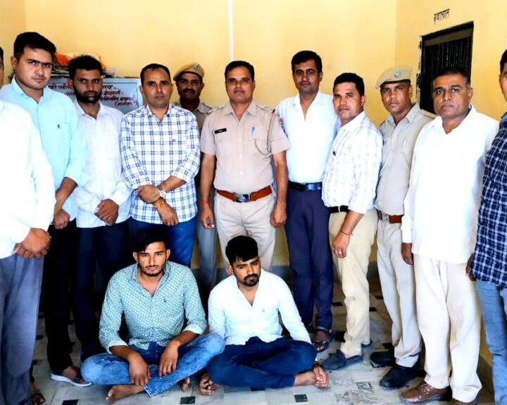 19-47-lakh-cash-in-car-huge-amount-of-illegal-weapons-seized-two-arrested