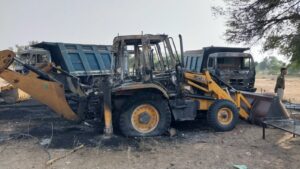 lathi-bhata-war-in-khari-gravel-contractor-ruckus-in-villagers-vehicles-burnt