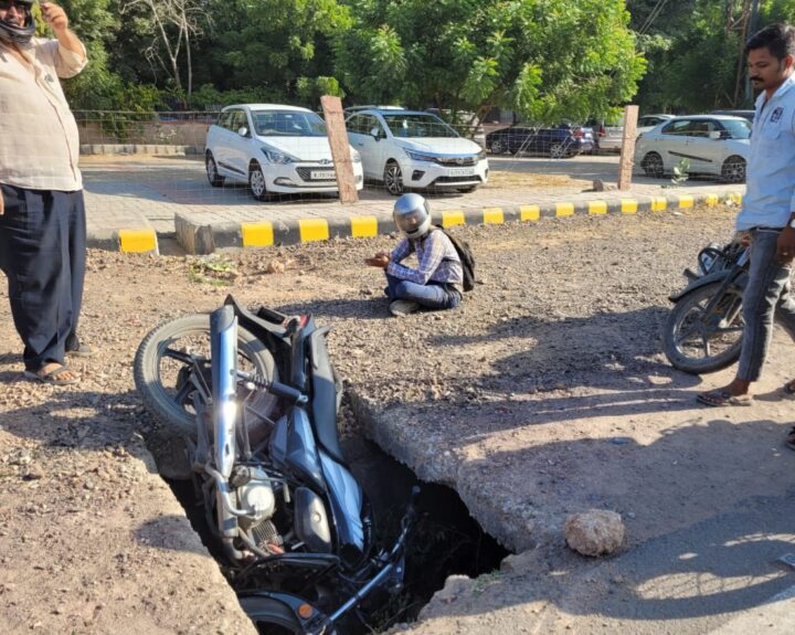 bike-rider-fell-into-an-open-drain-on-the-road-in-front-of-aiims-gate