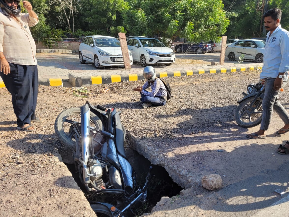 bike-rider-fell-into-an-open-drain-on-the-road-in-front-of-aiims-gate