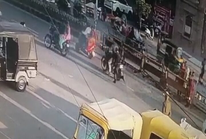 The rider ran away with the posh machine of the traffic police