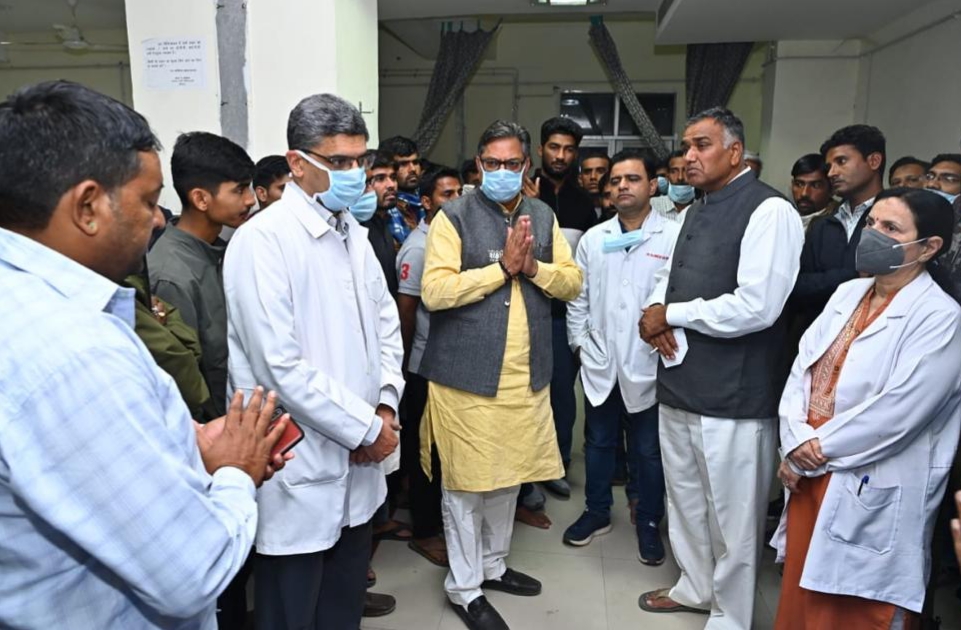 state-president-met-gas-victims-after-reaching-mahatma-gandhi-hospital