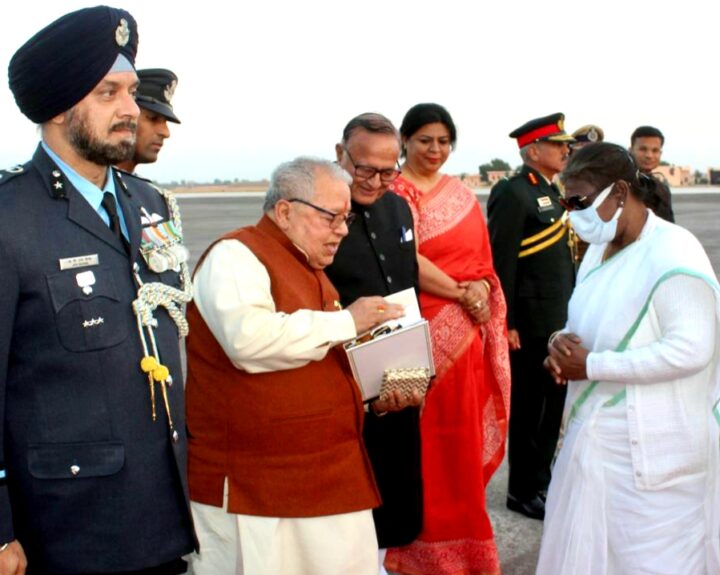 governor-mishra-presented-photo-album-of-rajasthan-visit-to-president-murmu