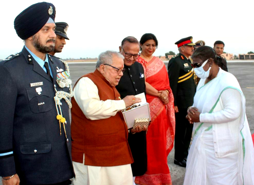 governor-mishra-presented-photo-album-of-rajasthan-visit-to-president-murmu