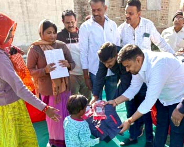 shrimad-bhagwat-katha-group-distributed-jackets-to-the-children-of-anganwadi