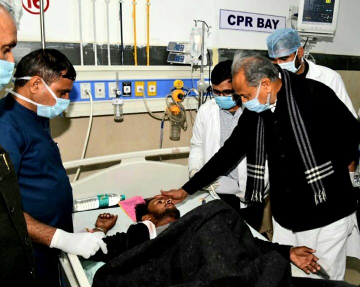 chief-minister-met-the-injured-of-jodhpur-mathania-bypass-accident