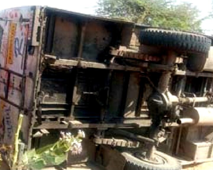 city-bus-overturns-on-tinwari-osian-marg-many-injured-one-killed
