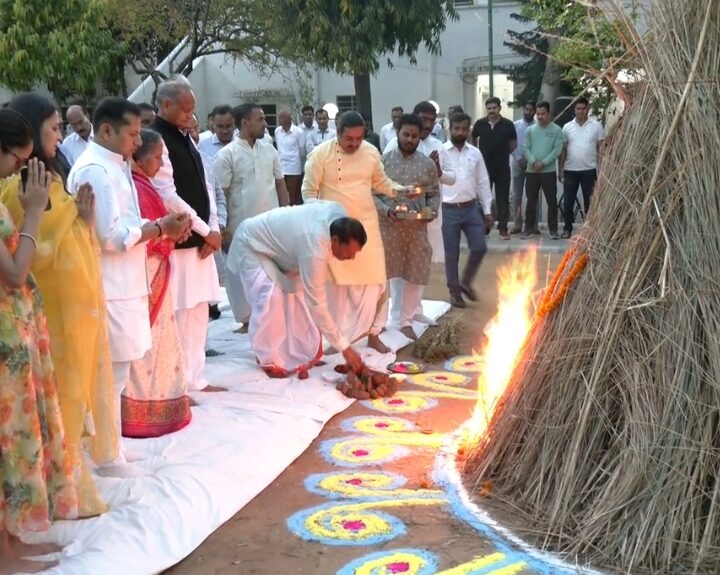 chief-minister-did-holika-dahan-wished-for-happiness-and-prosperity-in-the-state