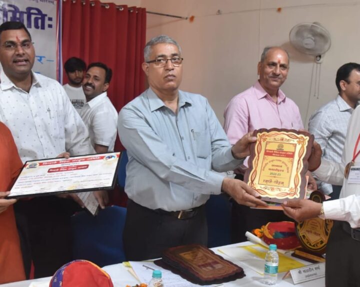professor-and-student-of-raumavi-karvad-honored-at-state-level-function