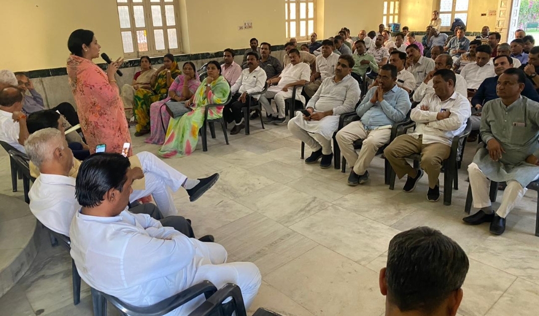 mla-panwar-took-a-meeting-for-inflation-relief-camp