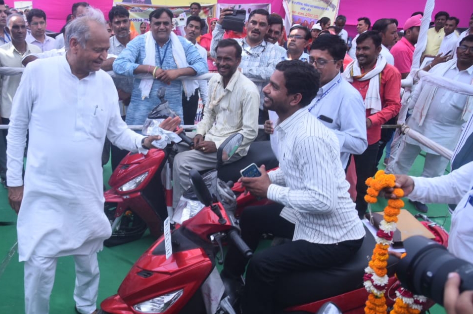 divyangjans-face-blossomed-after-getting-scooty-from-the-hands-of-chief-minister