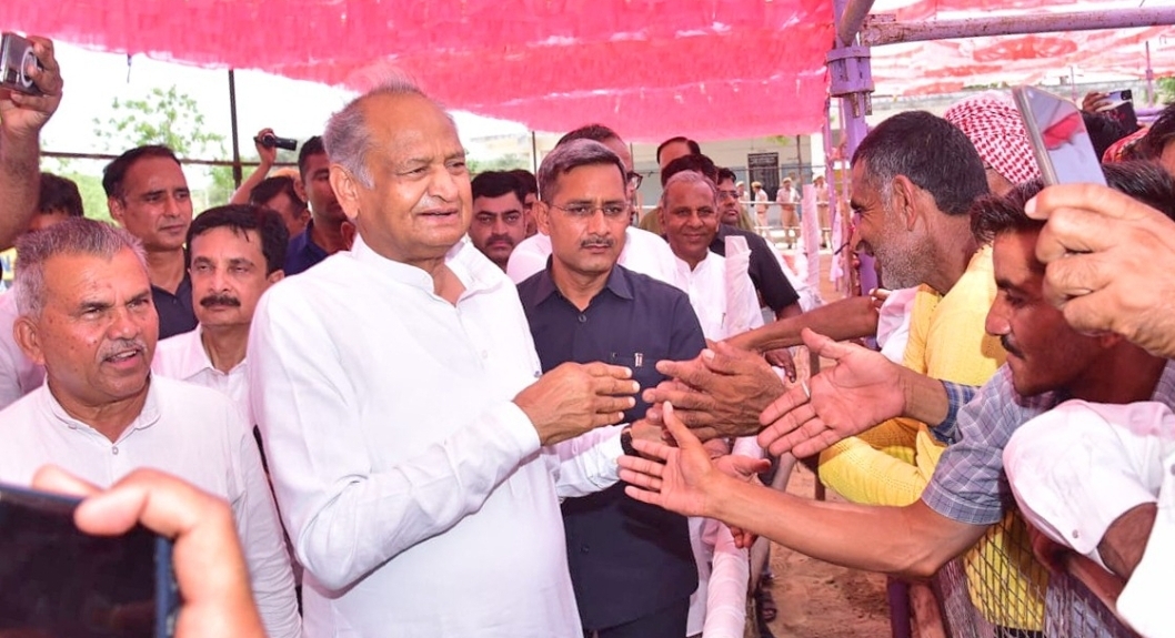 chief-minister-met-the-affected-people-of-biporjoy-in-barmer