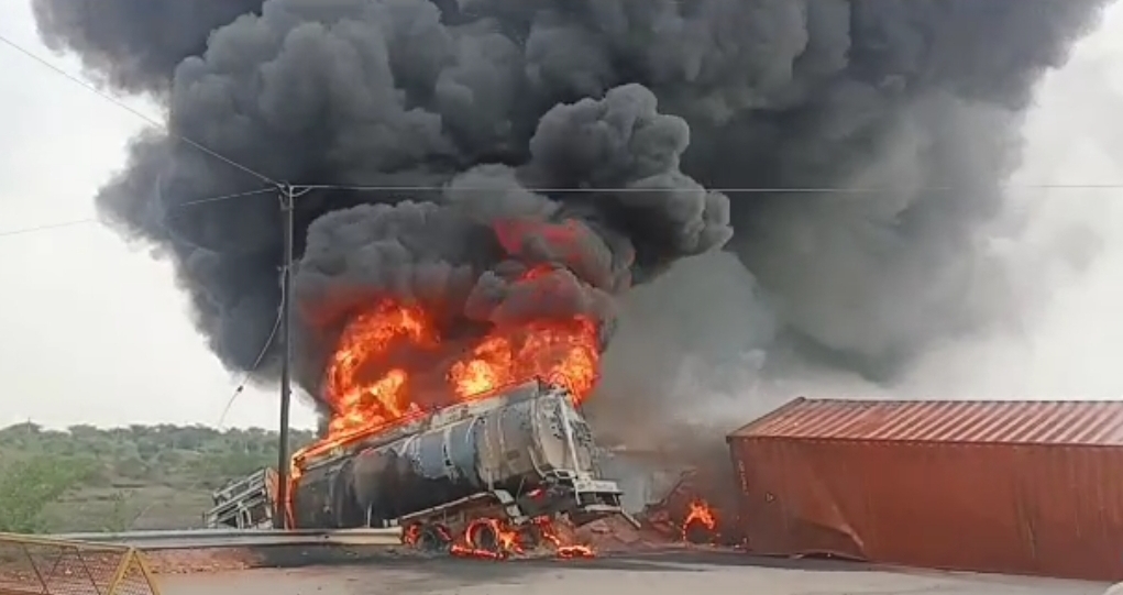 both-the-drivers-burnt-alive-in-the-fire-that-broke-out-after-the-collision-between-the-oil-tanker-and-the-container