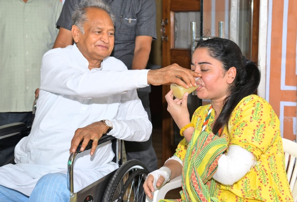 the-chief-minister-broke-pooja-chhabras-fast-by-giving-her-juice