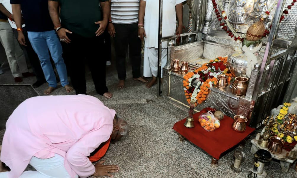 District in-charge minister offered prayers at Masuria temple