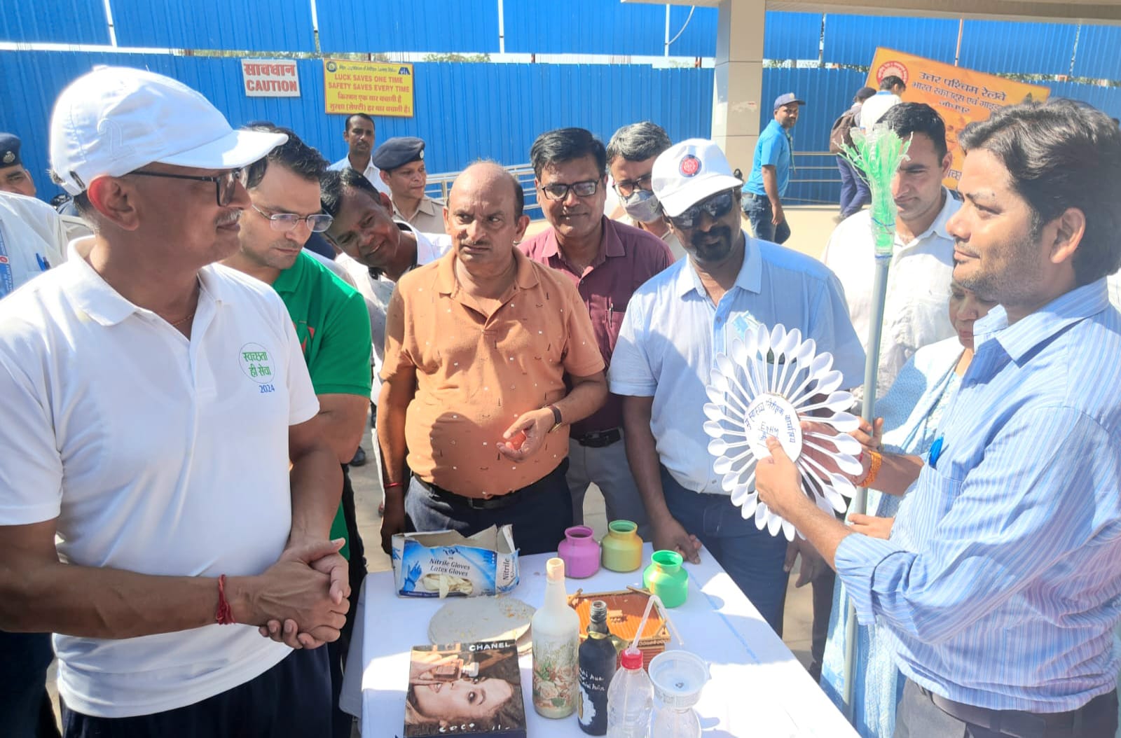 Railway workers gave the message of cleanliness by reusing waste