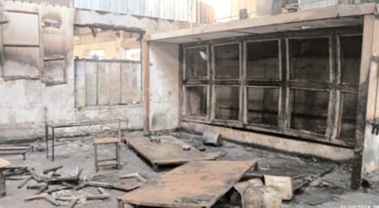 Fire broke out in a handicraft factory late at night