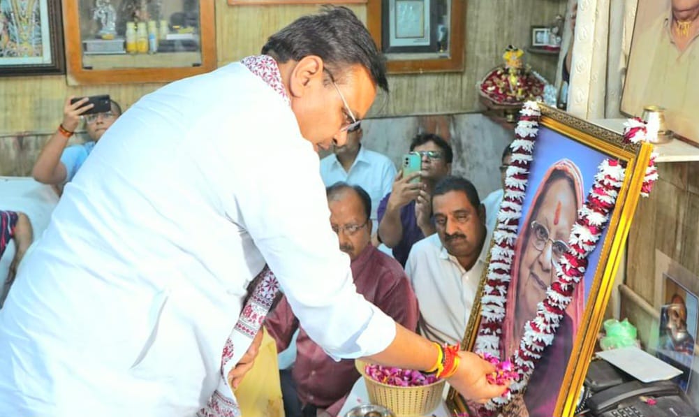 Chief Minister paid tribute to former MLA Vyas