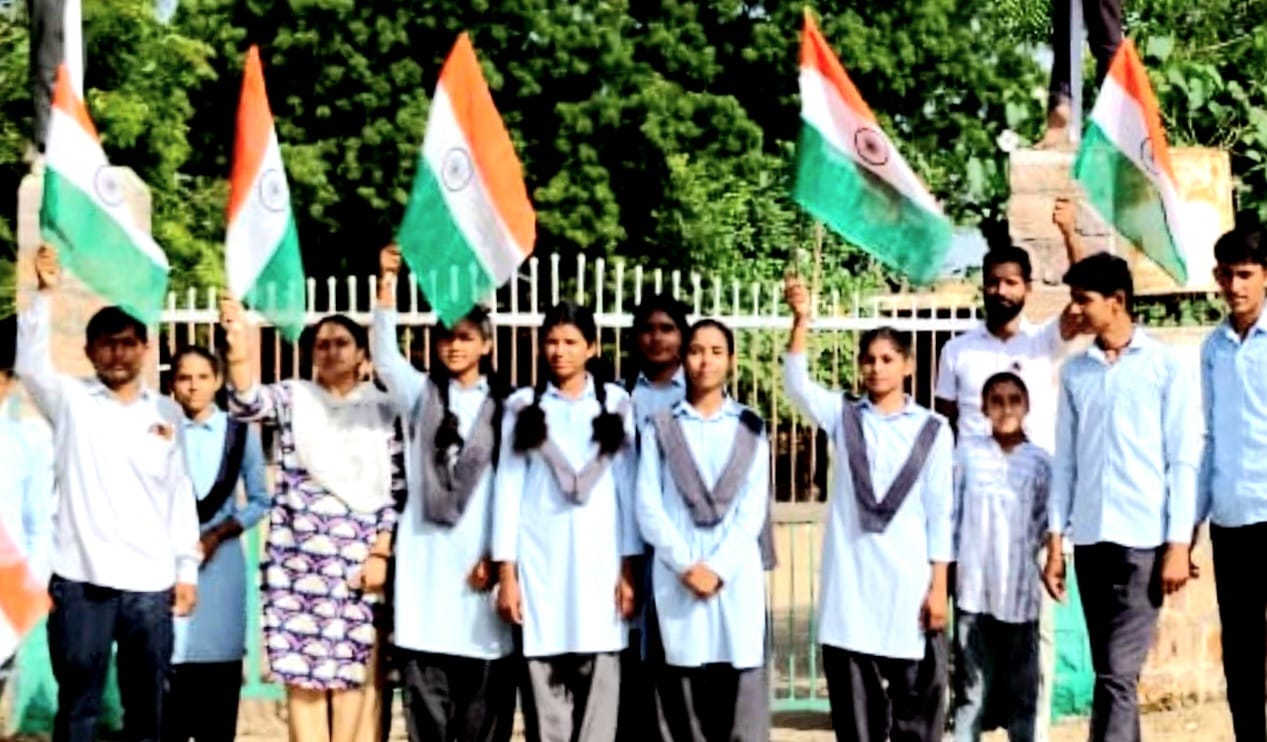 Colors of patriotism waved in schools and panchayats
