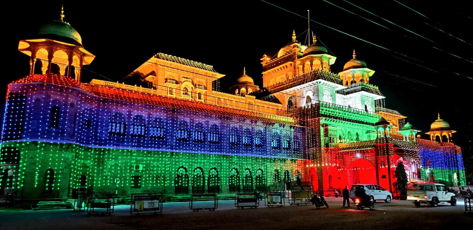 गणतंत्र दिवस की पूर्व संध्या पर शहर में आकर्षक रोशनी