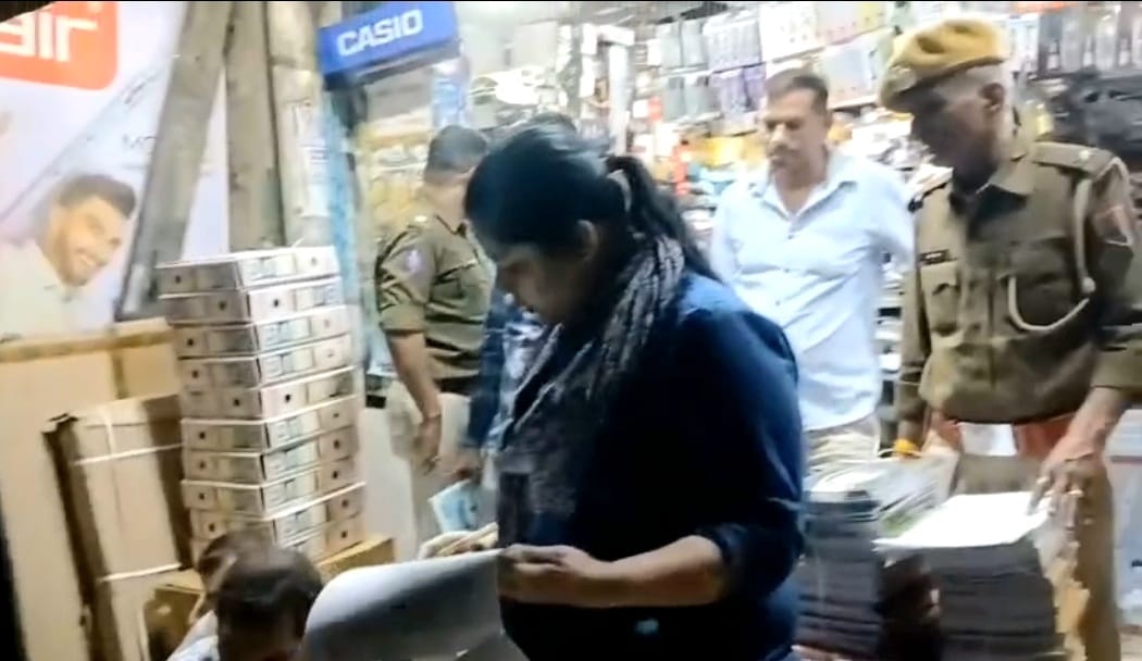 एनसीआरटी की पुलिस के साथ बुक स्टालों पर रेड