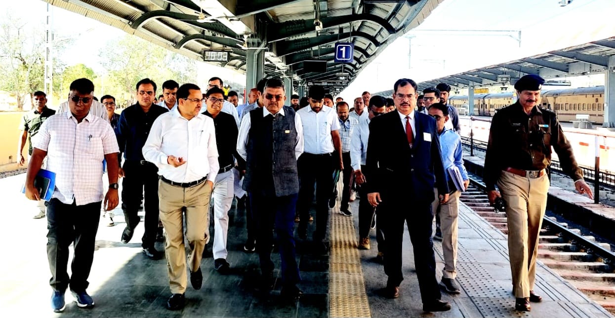 महाप्रबंधक अमिताभ ने किया जैसलमेर स्टेशन का निरीक्षण
