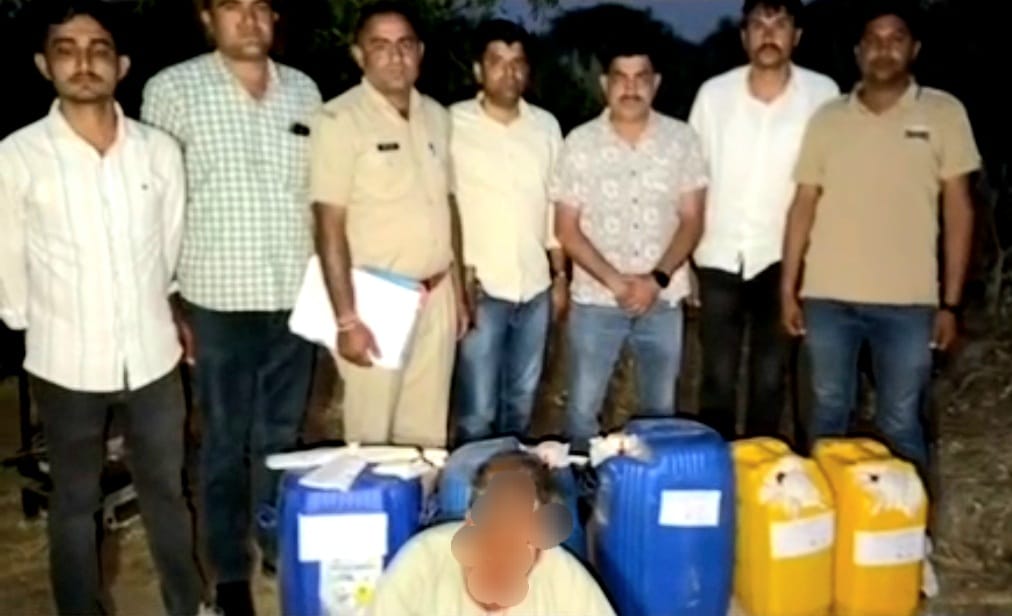 चारे के छपरे में जुटाया सिंथेटिक नशे का सामान केमिकल और उपकरण जब्त आरोपी गिरफ्तार