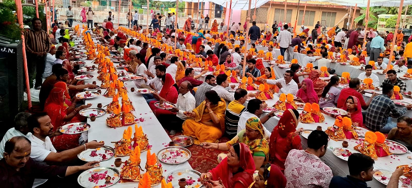 भक्तों ने किया श्याम बाबा का सामूहिक पूजन