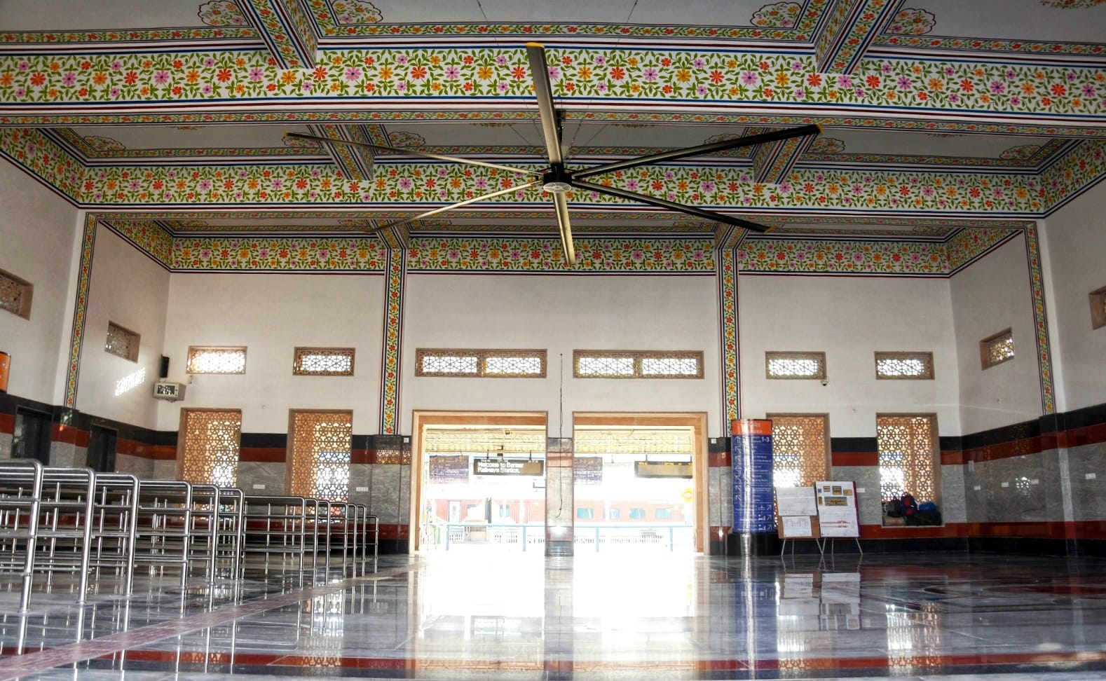 बाड़मेर स्टेशन बन गया आकर्षण का केंद्र